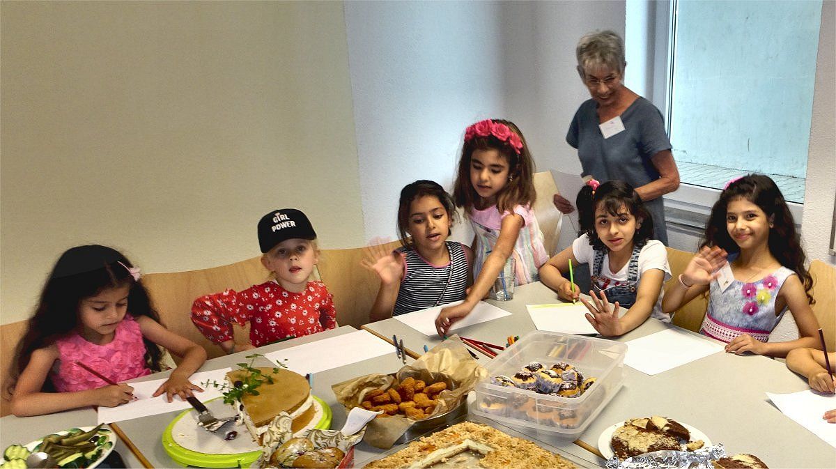 Kinder malen beim Kaffeeklatsch